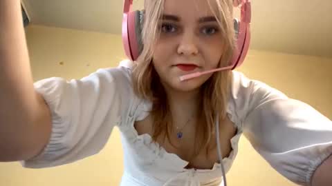 Snapshot of kariejenison chatting on 7, 11, 2025 Im Olivia online show from 7, 11, 2025
