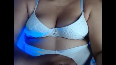 Snapshot of karolbb21 chatting on 14, 12, 2025 karolbb21 online show from 14, 12, 2025