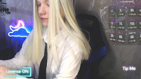 Caroline Fox online show from 4, 4, 2026