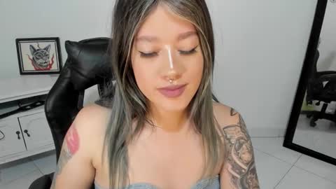 Snapshot of kat_apple chatting on 12, 1, 2026 Alicia online show from 12, 1, 2026