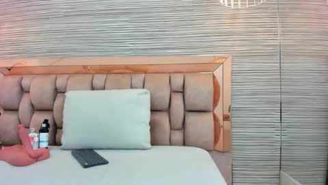 Snapshot of kathia_dumons_ chatting on 18, 12, 2025 KATHIA online show from 18, 12, 2025