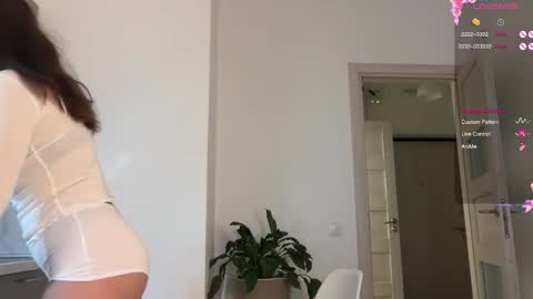 Snapshot of katie________ chatting on 26, 10, 2025 Katienext stream online show from 26, 10, 2025