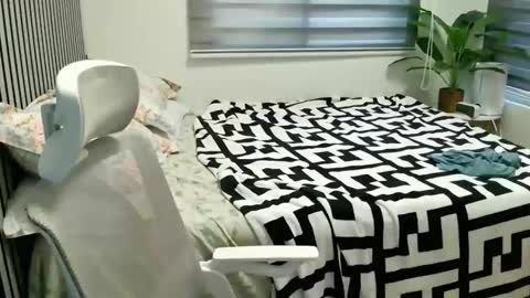 katiefrox  online show from 15, 1, 2025