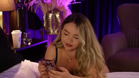 KatJolie online show from 10, 9, 2025