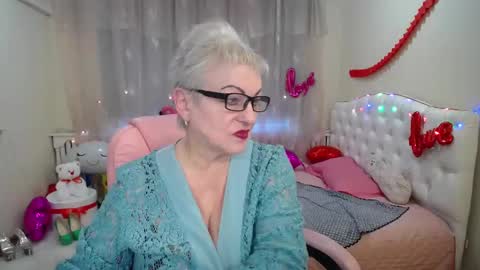 Snapshot of kaylesmoll chatting on 8, 3, 2025 kaylesmoll online show from 8, 3, 2025