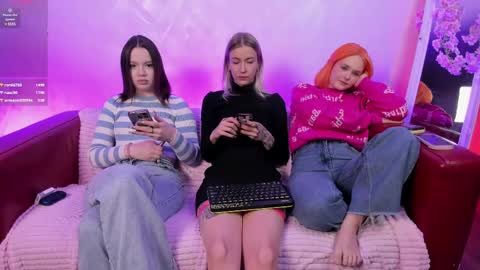 Snapshot of kebesheska chatting on 4, 3, 2025 Seb Polly Roxy Jonny online show from 4, 3, 2025