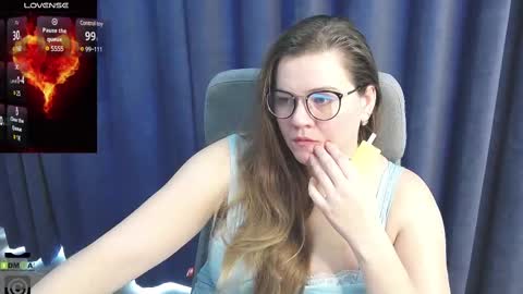 Snapshot of kellielowie chatting on 4, 3, 2025 kellielowie online show from 4, 3, 2025