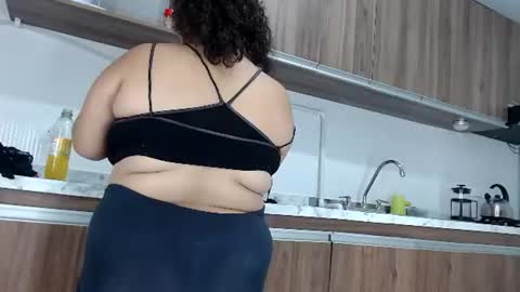 Snapshot of kellyshibary chatting on 5, 7, 2026 KELLY LUNA online show from 5, 7, 2026