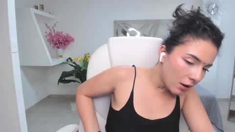 Kendall Jenner online show from 1, 2, 2025