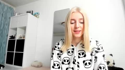 Snapshot of kenziedawton chatting on 22, 10, 2025 Kenzie online show from 22, 10, 2025