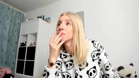Snapshot of kenziedawton chatting on 24, 10, 2025 Kenzie online show from 24, 10, 2025