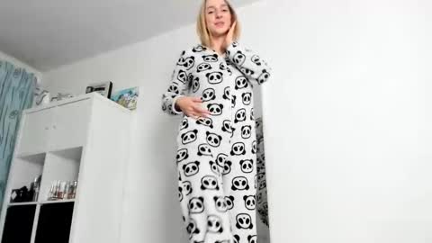 Snapshot of kenziedawton chatting on 25, 10, 2025 Kenzie online show from 25, 10, 2025
