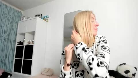Snapshot of kenziedawton chatting on 25, 10, 2025 Kenzie online show from 25, 10, 2025
