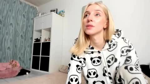 Snapshot of kenziedawton chatting on 26, 10, 2025 Kenzie online show from 26, 10, 2025