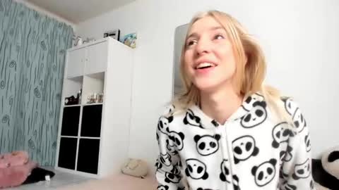 Snapshot of kenziedawton chatting on 27, 10, 2025 Kenzie online show from 27, 10, 2025