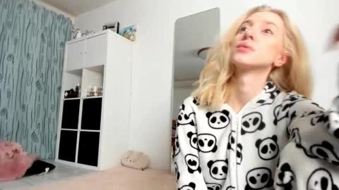 Snapshot of kenziedawton chatting on 2, 11, 2025 Kenzie online show from 2, 11, 2025