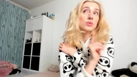 Snapshot of kenziedawton chatting on 8, 11, 2025 Kenzie online show from 8, 11, 2025