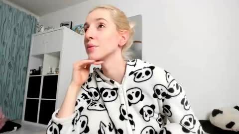 Snapshot of kenziedawton chatting on 9, 11, 2025 Kenzie online show from 9, 11, 2025