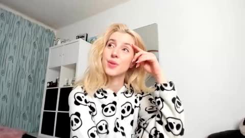 Snapshot of kenziedawton chatting on 10, 11, 2025 Kenzie online show from 10, 11, 2025