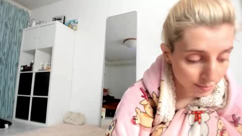 Snapshot of kenziedawton chatting on 16, 11, 2025 Kenzie online show from 16, 11, 2025