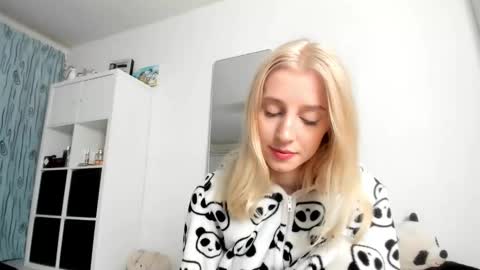 Snapshot of kenziedawton chatting on 22, 11, 2025 Kenzie online show from 22, 11, 2025