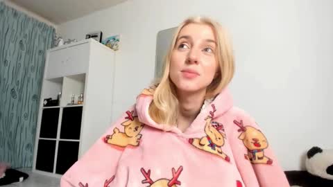 Snapshot of kenziedawton chatting on 23, 11, 2025 Kenzie online show from 23, 11, 2025