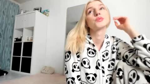 Snapshot of kenziedawton chatting on 24, 11, 2025 Kenzie online show from 24, 11, 2025