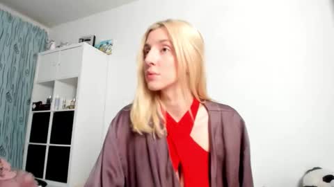 Snapshot of kenziedawton chatting on 14, 12, 2025 Kenzie online show from 14, 12, 2025