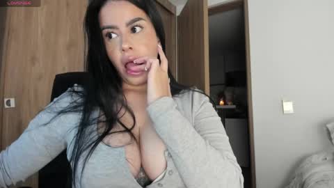 Snapshot of keyn_laurent_ chatting on 28, 4, 2026 Laura online show from 28, 4, 2026