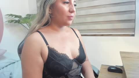 Snapshot of kiara_mirren chatting on 26, 9, 2025 K I A R A online show from 26, 9, 2025