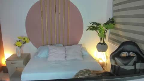 K I A R A  online show from 10, 10, 2025