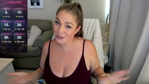 Snapshot of kierareines chatting on 17, 9, 2025 Kiera Reines online show from 17, 9, 2025