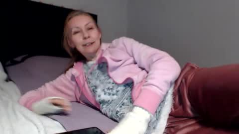 Snapshot of kingandprincess chatting on 10, 10, 2025 sexysexyhotwetpinkredpussy online show from 10, 10, 2025