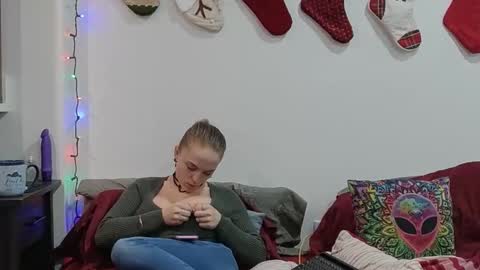 Scarred Thighs online show from 19, 12, 2025