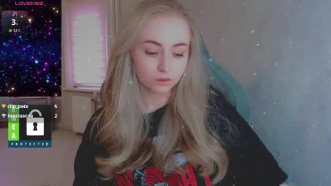 Snapshot of kira_love_sleep chatting on 4, 4, 2026 you know thumb up me please its important online show from 4, 4, 2026