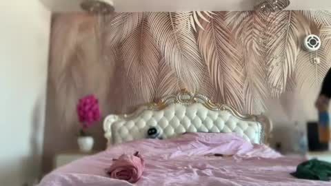 KiraDivine online show from 25, 4, 2026
