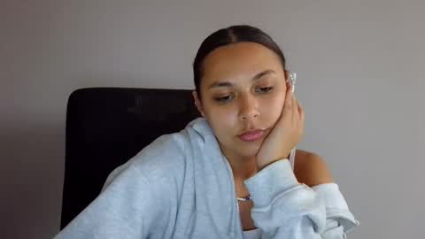 kiss_ameliaa online show from 9, 10, 2025