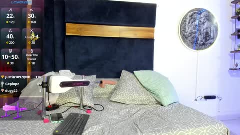 Kissing Company online show from 6, 1, 2025