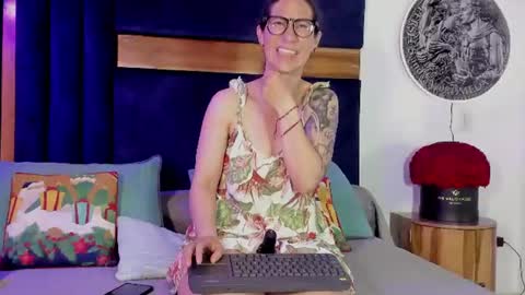 Kissing Company online show from 7, 7, 2026