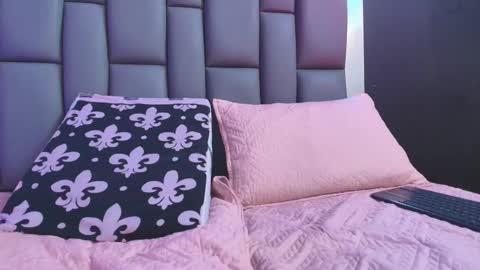 BELLA FLAME online show from 16, 9, 2025