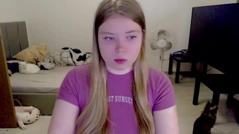 Snapshot of kitten_jenny01 chatting on 6, 11, 2025 Jennyblonde and Emmabrunette online show from 6, 11, 2025