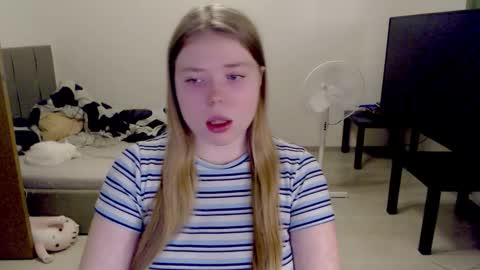 Snapshot of kitten_jenny01 chatting on 22, 11, 2025 Jennyblonde and Emmabrunette online show from 22, 11, 2025