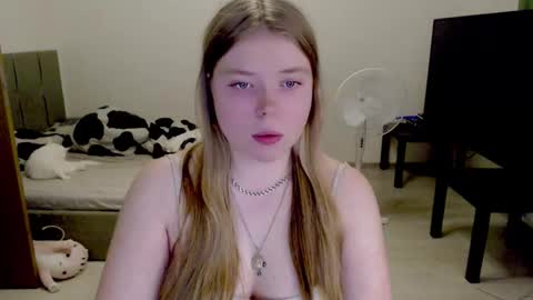 Snapshot of kitten_jenny01 chatting on 24, 11, 2025 Jennyblonde and Emmabrunette online show from 24, 11, 2025