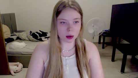 Snapshot of kitten_jenny01 chatting on 25, 11, 2025 Jennyblonde and Emmabrunette online show from 25, 11, 2025