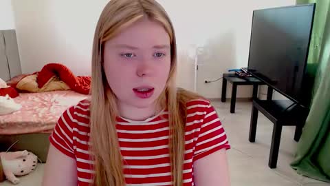 Snapshot of kitten_jenny01 chatting on 18, 2, 2026 Jennyblonde and Emmabrunette online show from 18, 2, 2026