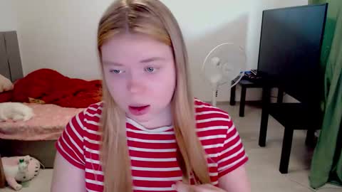 Snapshot of kitten_jenny01 chatting on 19, 2, 2026 Jennyblonde and Emmabrunette online show from 19, 2, 2026