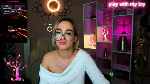 Snapshot of kitty_layy chatting on 25, 11, 2025 kitty online show from 25, 11, 2025