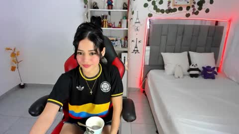 Snapshot of kitty_scoot chatting on 27, 10, 2025 kitty_scoot online show from 27, 10, 2025