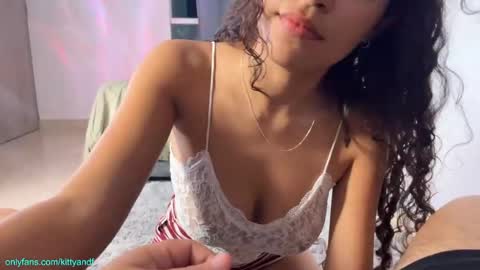 Snapshot of kittyand chatting on 14, 2, 2025 Kitty black hair 19 years Isa red hair18 years John 21 years online show from 14, 2, 2025