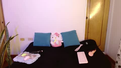 LAURA  help me reach 100likes online show from 5, 11, 2025